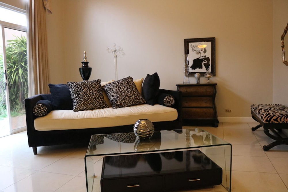 deluxe property in cariari