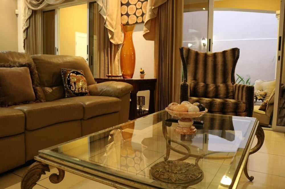 deluxe property in cariari