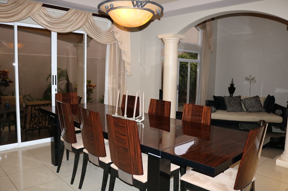 deluxe property in cariari