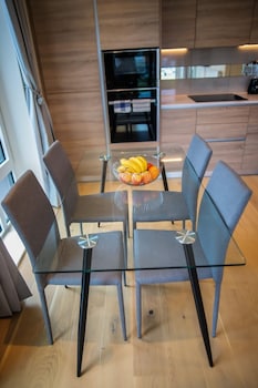 Thames View 2 Bed Apartment With Balcony,,0 star