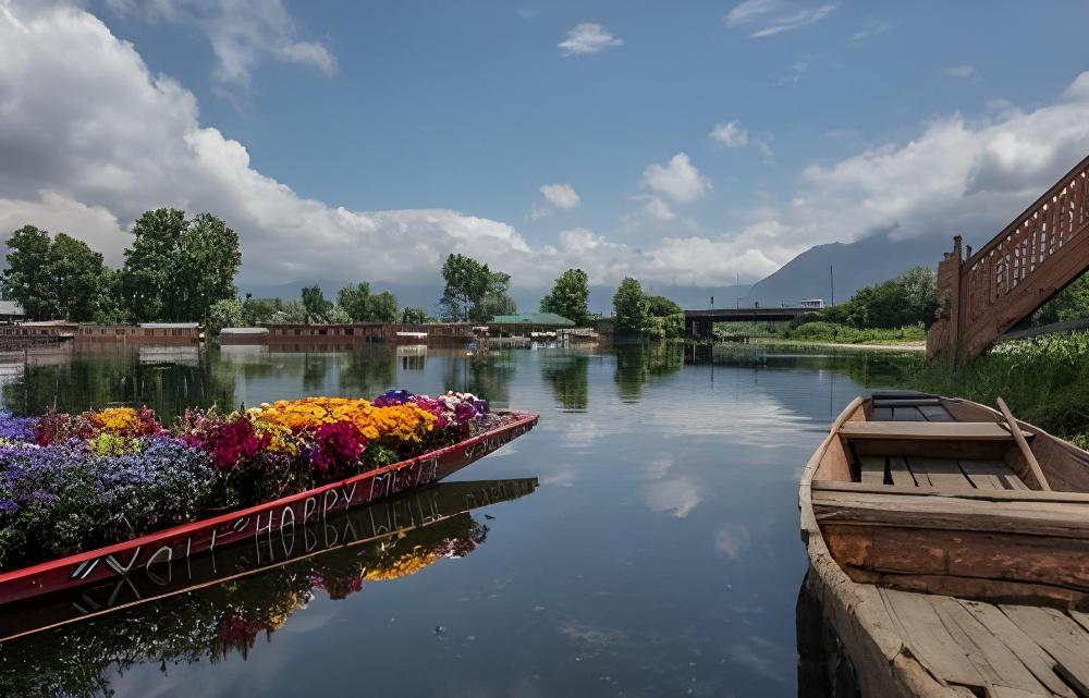 floating heaven group of houseboats