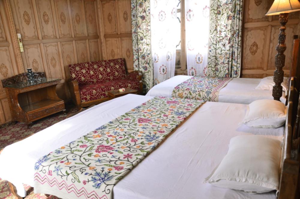 floating heaven group of houseboats