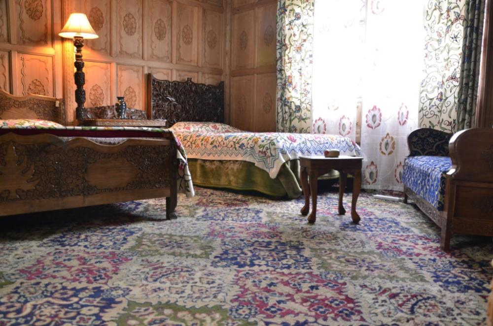 floating heaven group of houseboats