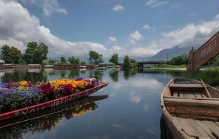 floating heaven group of houseboats