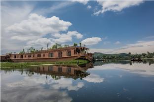floating heaven group of houseboats