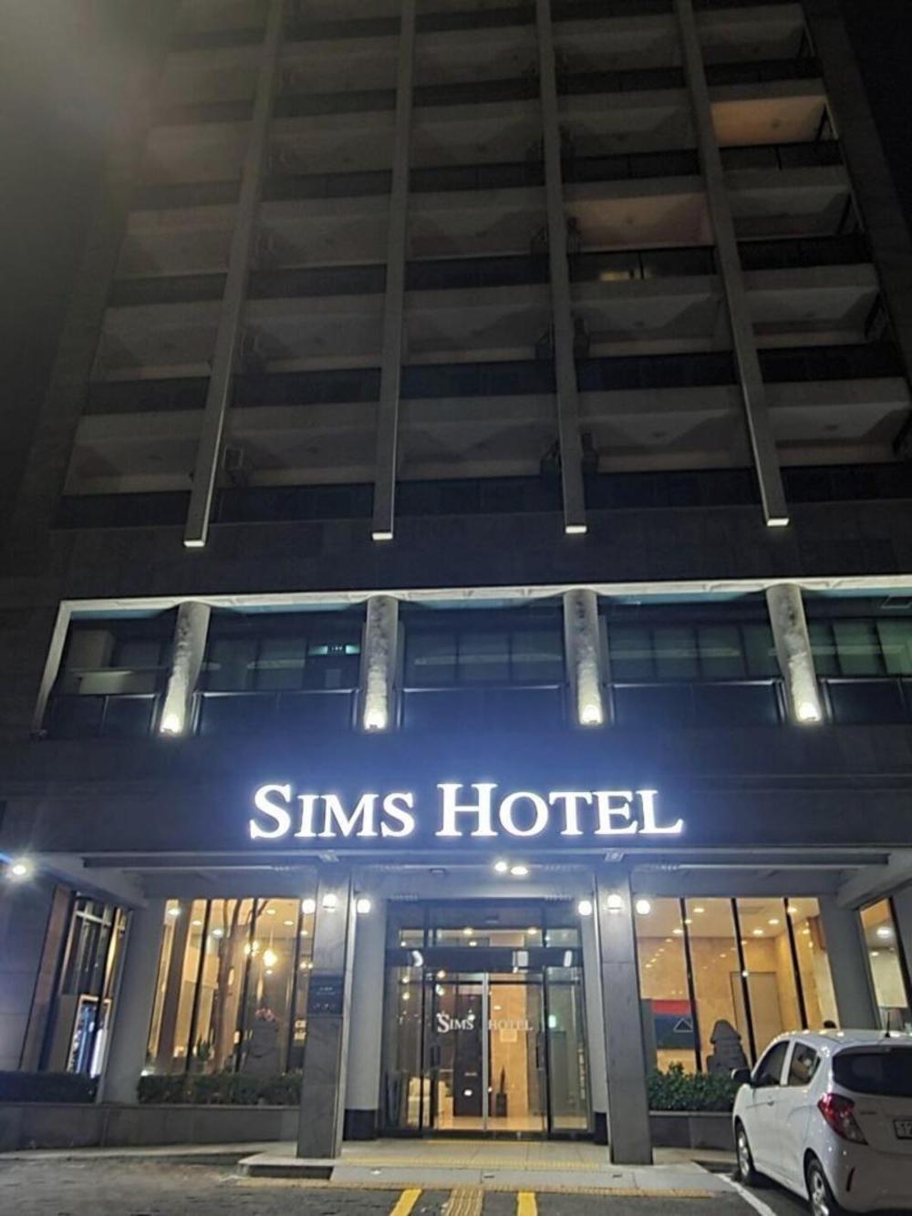 sims hotel