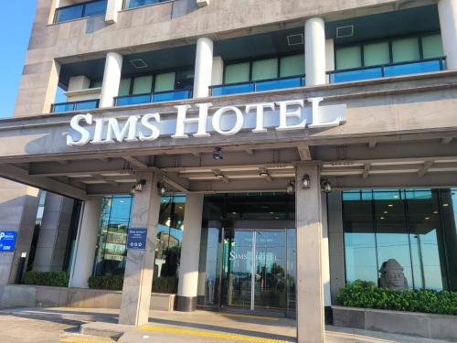 sims hotel