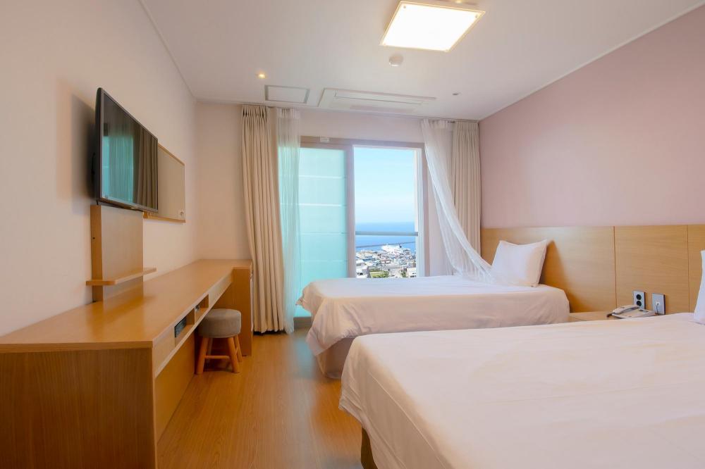 sims hotel