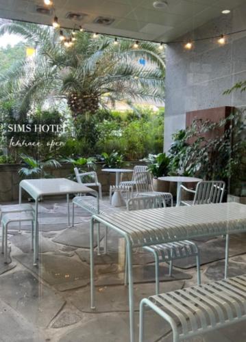sims hotel