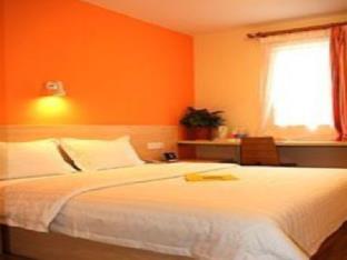 7 Days Inn Jixian County Baowei Road,,2 star
