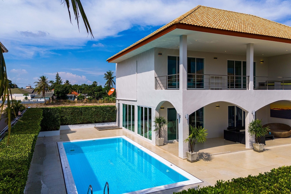 modern 4 bedrooms pool villa vy