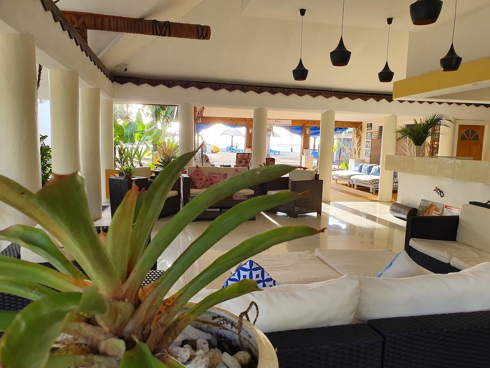 le uaina beach resort