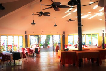 le uaina beach resort