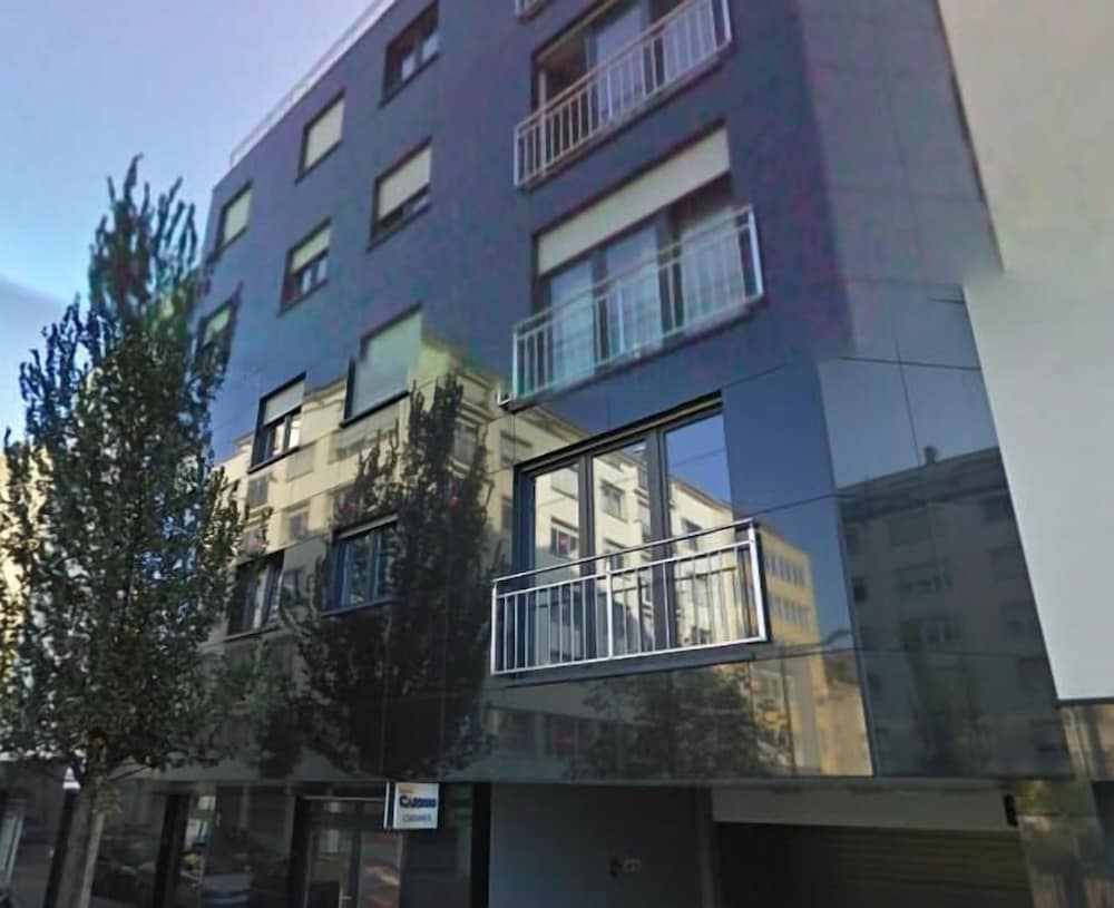 large modern flat 100m2 in city center parking