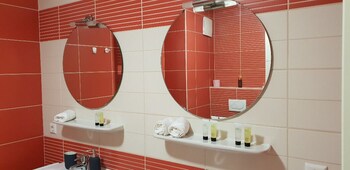 large modern flat 100m2 in city center parking