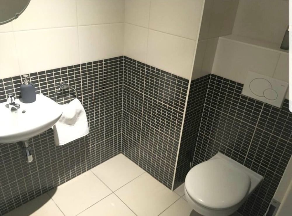 large modern flat 100m2 in city center parking
