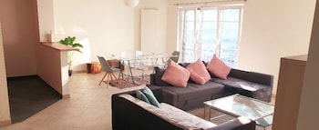 large modern flat 100m2 in city center parking