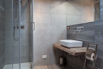 carlas rooms with private bathroom and kitchen