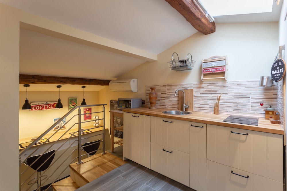 carlas rooms with private bathroom and kitchen