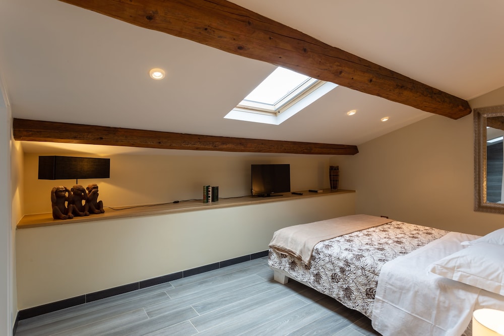 carlas rooms with private bathroom and kitchen