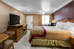 rodeway inn cypress near cypress college