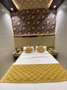 hotel bkc crown near trade centre visa consulate