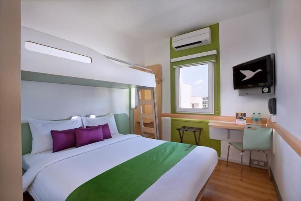 Holiday Inn Express Ahmdabad Prahlad Nagar By Ihg,Near Tapovan Circle,4 star