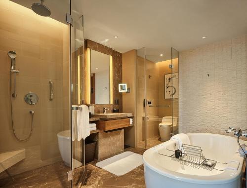 hualuxe ningbo harbor city an ihg hotel