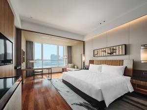 hualuxe ningbo harbor city an ihg hotel