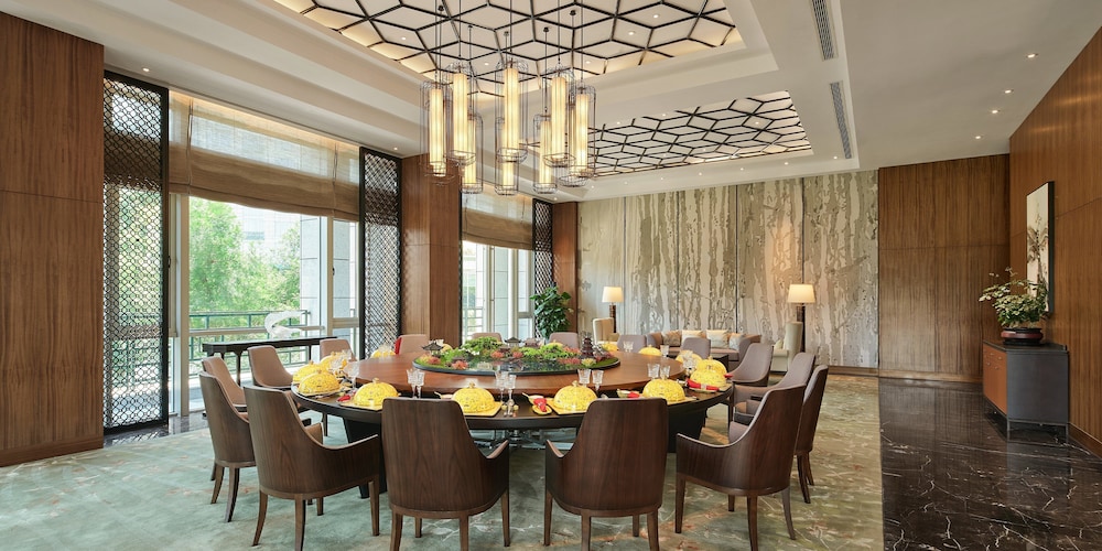 hualuxe ningbo harbor city an ihg hotel