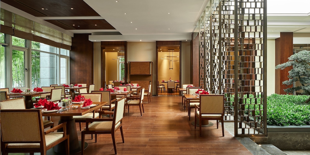hualuxe ningbo harbor city an ihg hotel