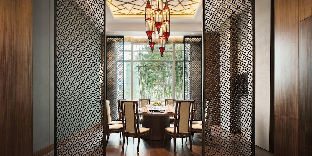 hualuxe ningbo harbor city an ihg hotel