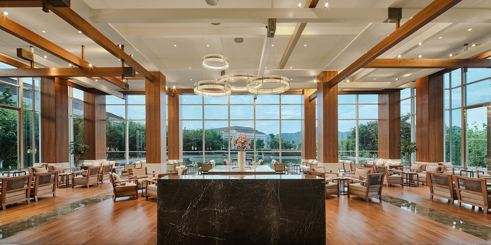 hualuxe ningbo harbor city an ihg hotel