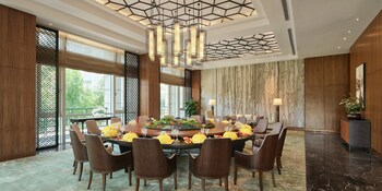 hualuxe ningbo harbor city an ihg hotel