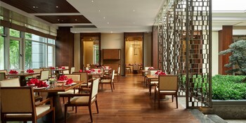 hualuxe ningbo harbor city an ihg hotel