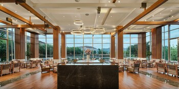 hualuxe ningbo harbor city an ihg hotel