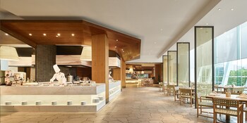 hualuxe ningbo harbor city an ihg hotel