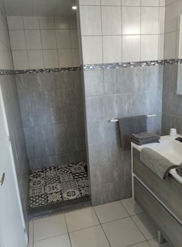 L'amarante Chambres D'hotes Villefranche De Panat,6 Place Des Acacias,3 star