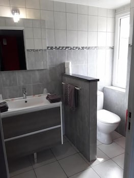 L'amarante Chambres D'hotes Villefranche De Panat,6 Place Des Acacias,3 star