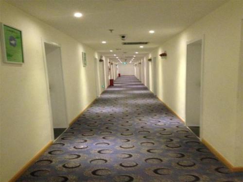 7days inn old town of lijiang the grand water wheel