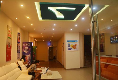7 days inn emeishan center