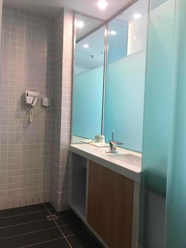 7 days inn urumqi midong middle road shenhua mining bureau