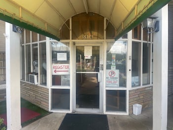 Budget Host Alexandria,,2 star