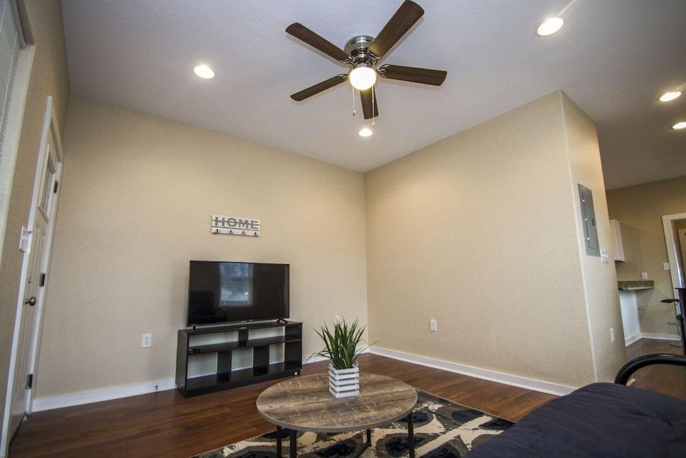 renovated 2br 2ba near downtown