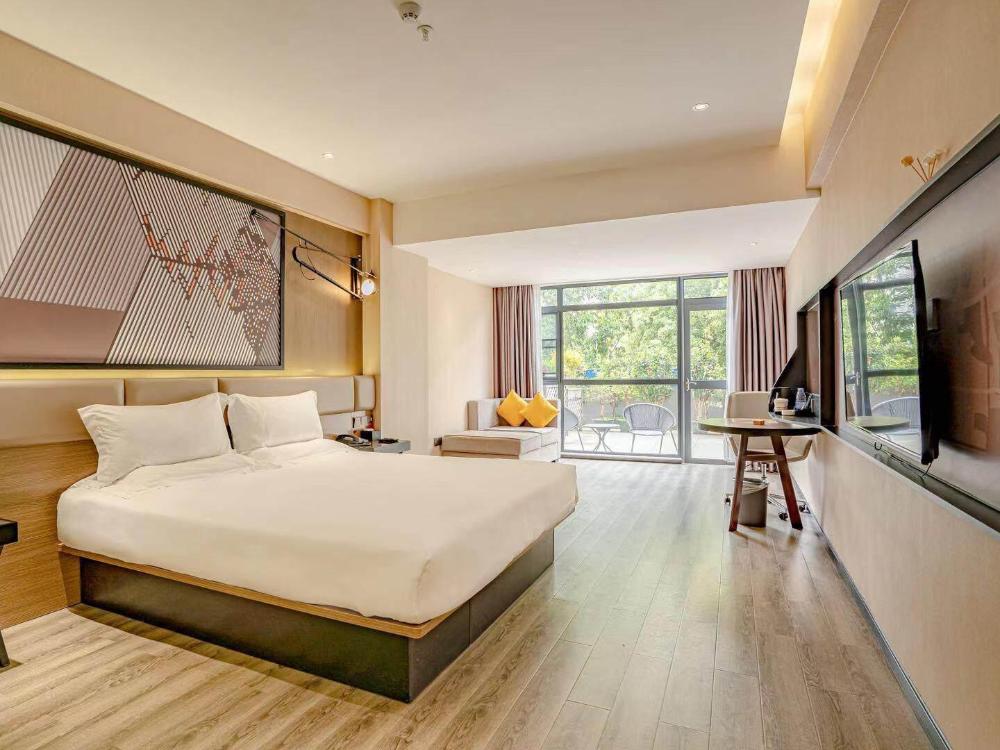 iu hotel beihai old street sea world