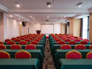 lavande hotel bazhong fortune center