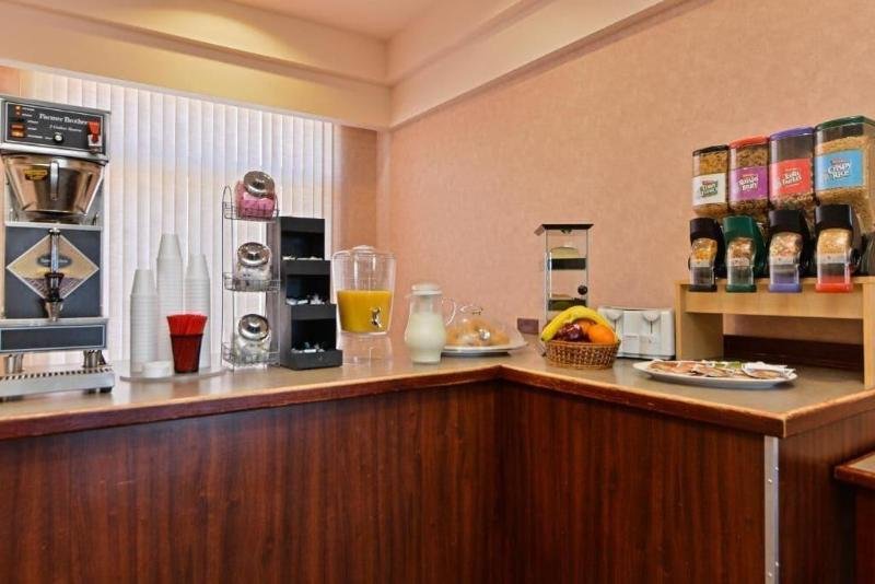 econo lodge inn and suites