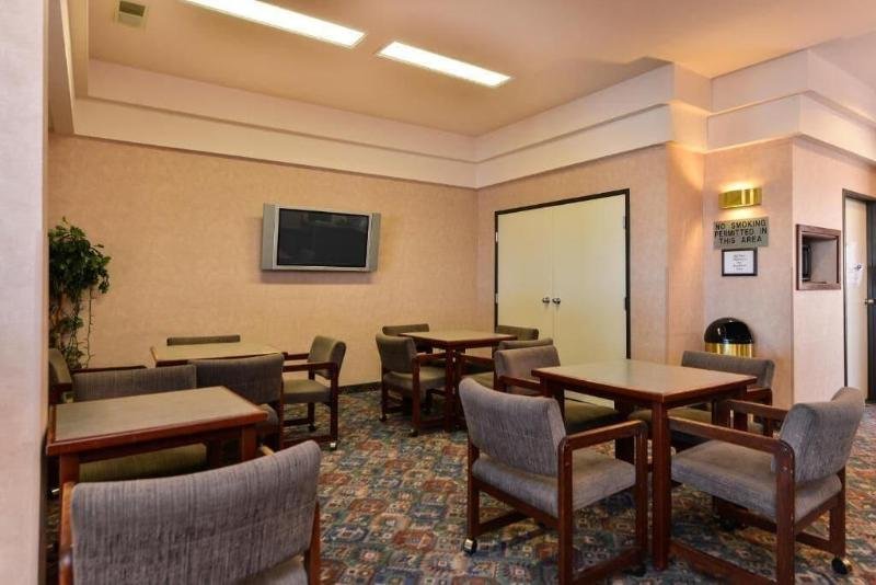 econo lodge inn and suites