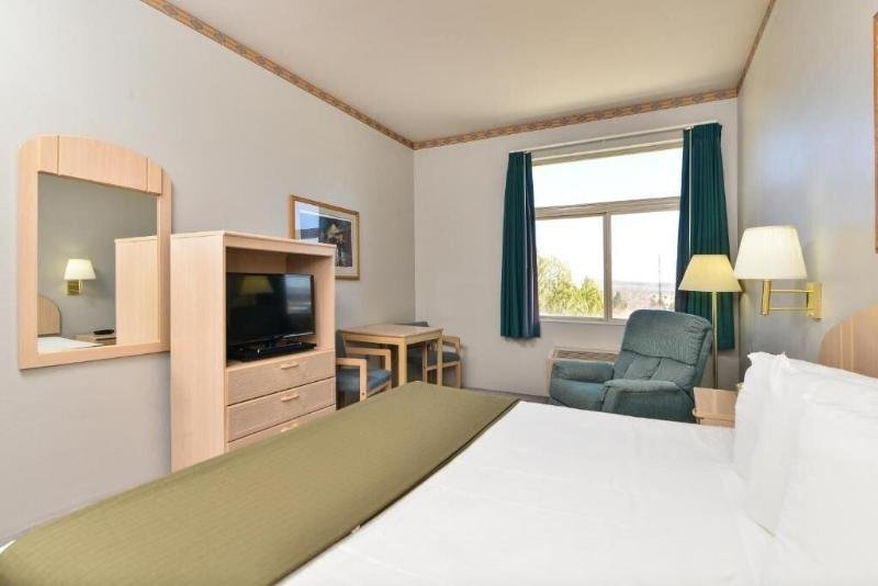 econo lodge inn and suites