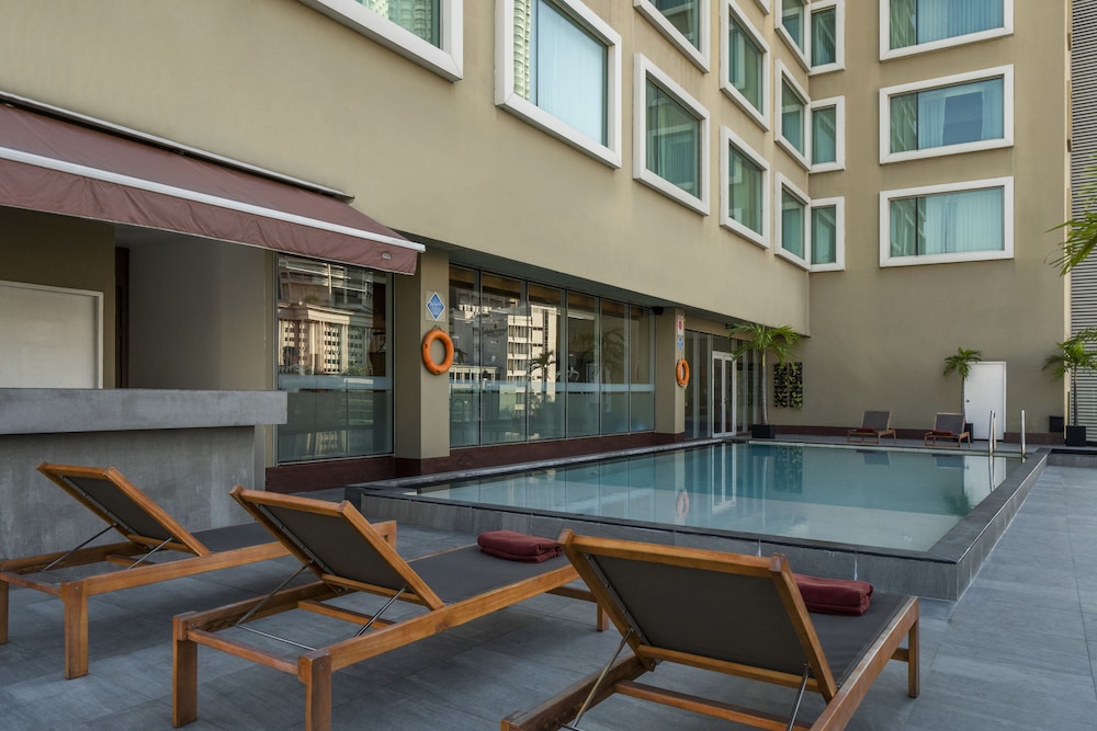 hilton garden inn bangkok silom